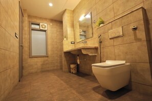 Comfort-Doppelzimmer | Badezimmer | Dusche, kostenlose Toilettenartikel, Handtücher, Seife