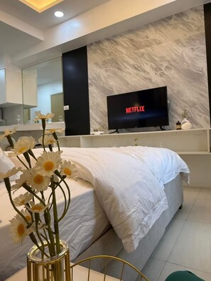 1 bedroom, iron/ironing board, WiFi, bed sheets - Elegant 1BR Condo Near BGC Prime Taguig Location (Taguig)