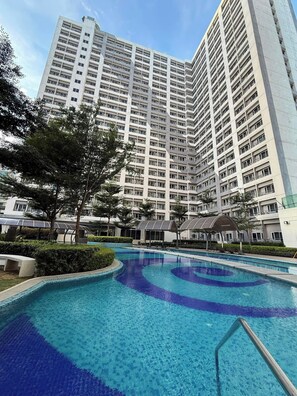 Pool - Elegant 1BR Condo Near BGC Prime Taguig Location (Taguig)