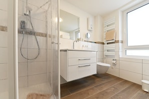 Dusche, Haartrockner, Handtücher, Toilettenpapier