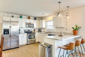 Frigorífico, microondas, placa de cocina y lavavajillas