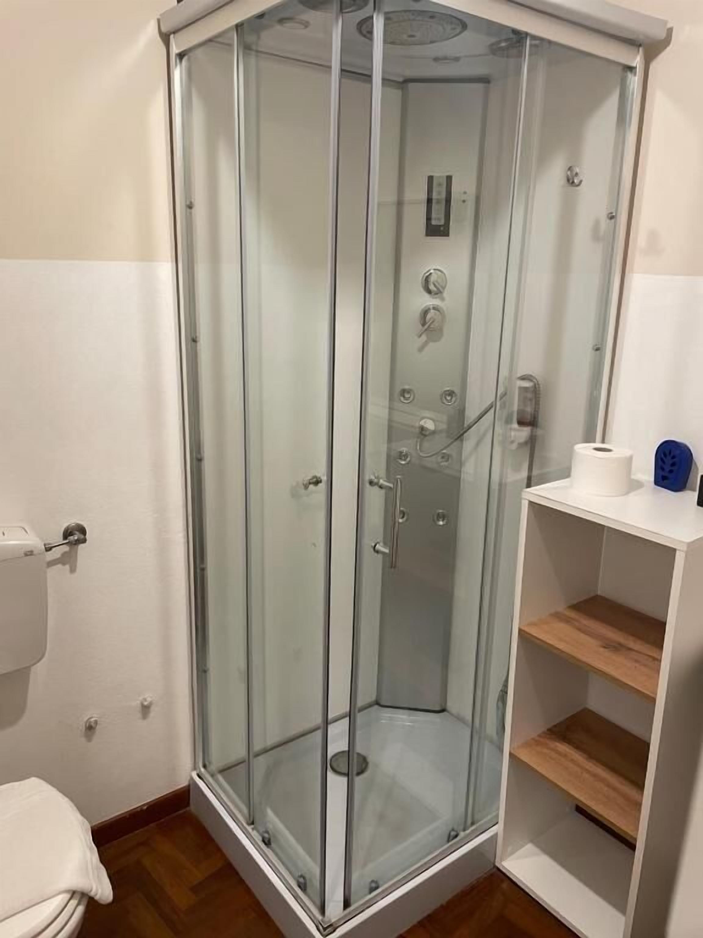 Secador de cabelo, toalhas de banho