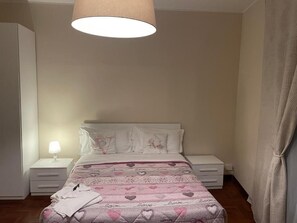 1 dormitorio, tabla de planchar con plancha, Internet y ropa de cama