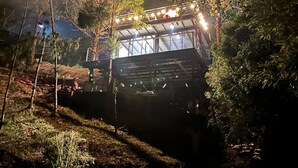 Un espace extérieur abrité, doté d’un toit et entouré d’arbres et de végétation.