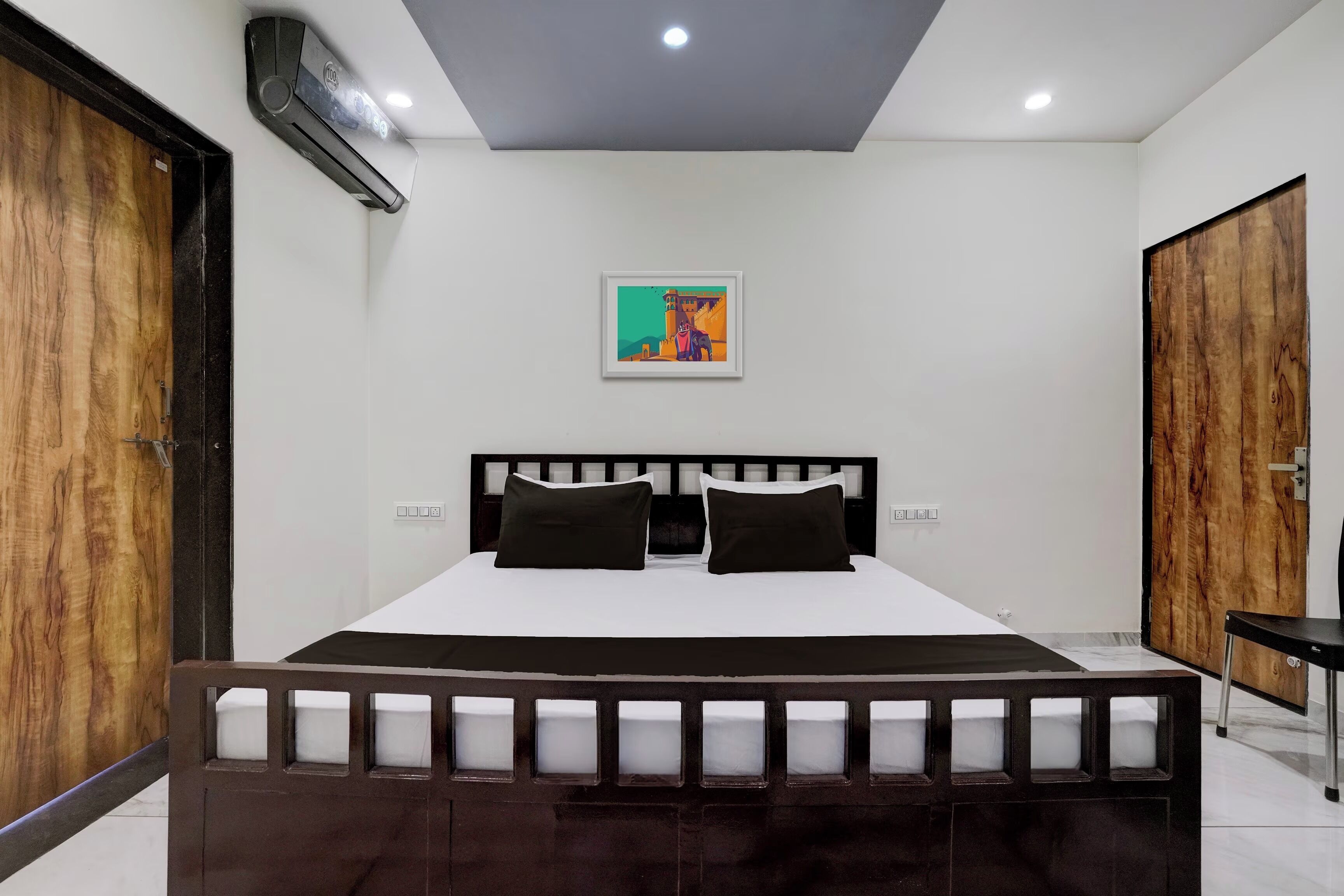 Dobbeltrom – deluxe | Skrivebord, skrivebord for bærbar PC, wi-fi (inkludert) og sengetøy