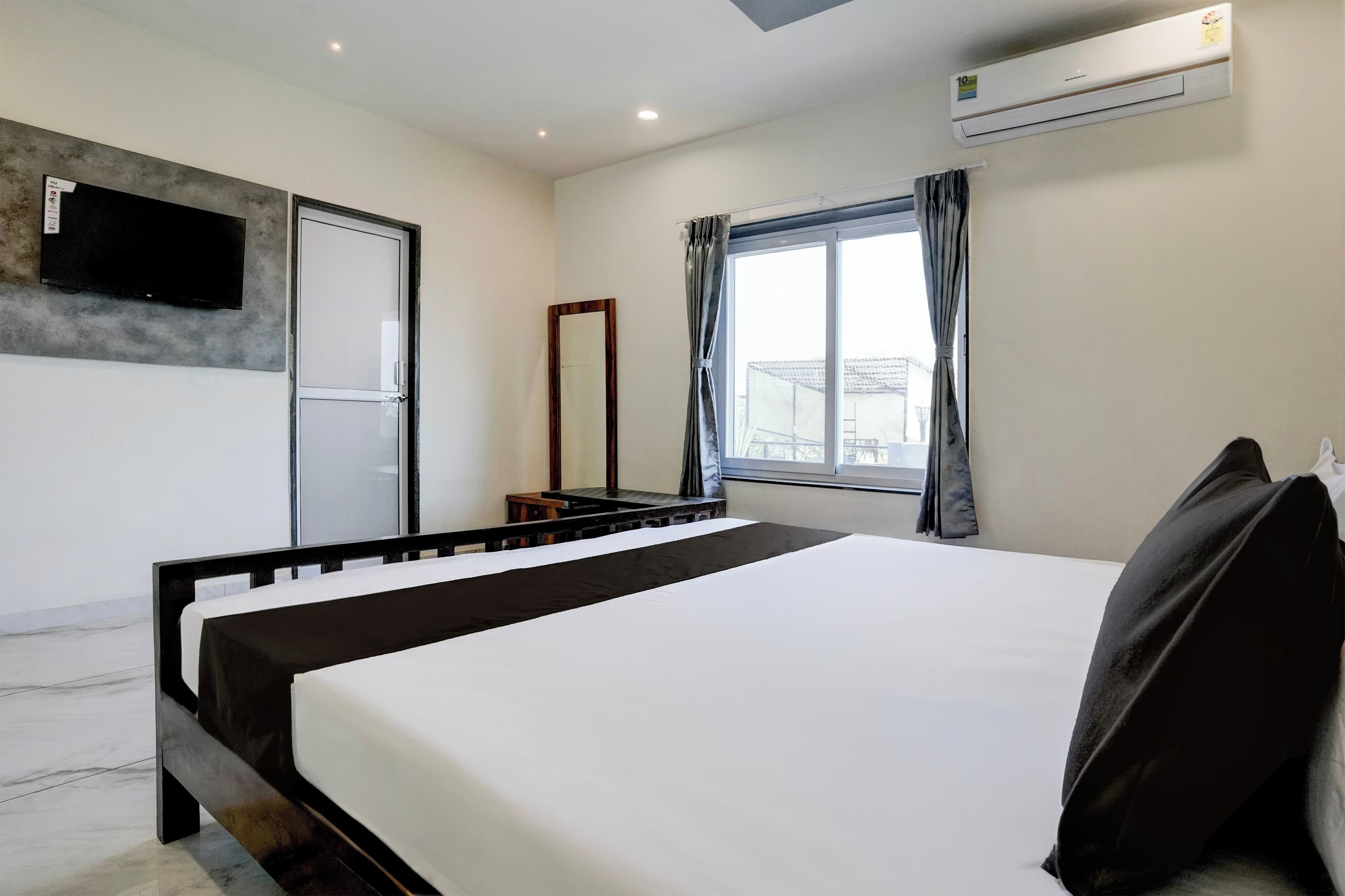 Semi Deluxe Room | Desk, laptop workspace, free WiFi, bed sheets