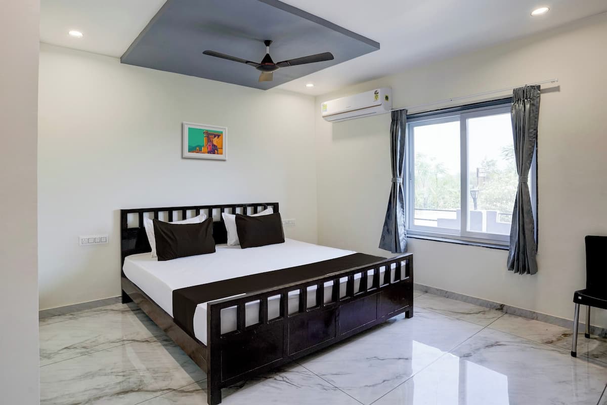 Dobbeltrom – deluxe | Skrivebord, skrivebord for bærbar PC, wi-fi (inkludert) og sengetøy