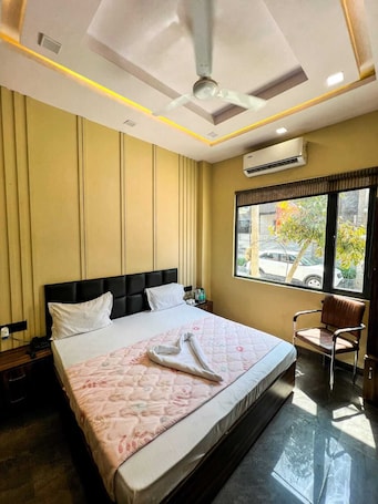 Deluxe Double Room. OnlyStay GSM Near Prem Mandir