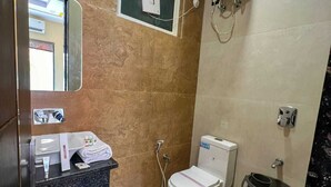 Kylpyhuoneessa on wc, pesuallas ja suihku. Seinälle on asennettu peili, pyyheannostelija ja vedenlämmitin.