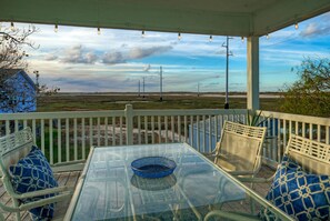 Outdoor dining - Spa + Firepit + Ship Channel Views + Easy Access to the Beach | Casa Sueño (Port Aransas)