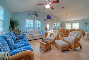 Smart TV - Spa + Firepit + Ship Channel Views + Easy Access to the Beach | Casa Sueño (Port Aransas)