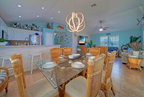 Dining - Spa + Firepit + Ship Channel Views + Easy Access to the Beach | Casa Sueño (Port Aransas)