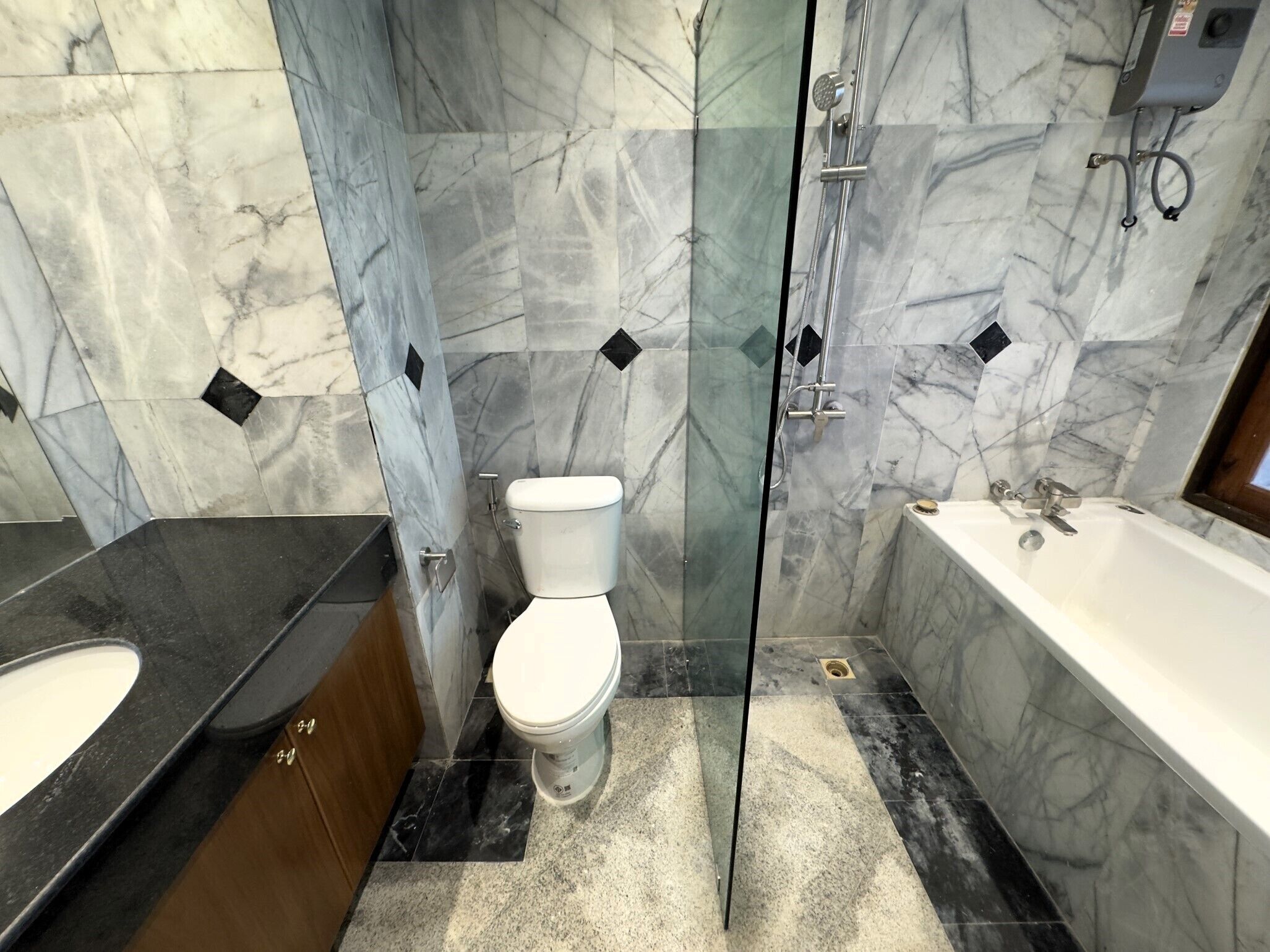 Un baño con inodoro, lavabo y bañera.