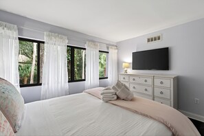 Iron/ironing board, travel cot, free WiFi, bed sheets - Hilton Head Stay + Communal Pool + Tennis Court + Beach Nearby | Treetops 4904 (Hilton Head Island)