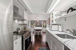 Fridge, oven, stovetop, dishwasher - Hilton Head Stay + Communal Pool + Tennis Court + Beach Nearby | Treetops 4904 (Hilton Head Island)
