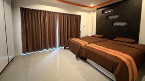 Ein modernes Schlafzimmer mit einem großen Bett, Vorhängen und einem an der Wand befestigten Regal.
