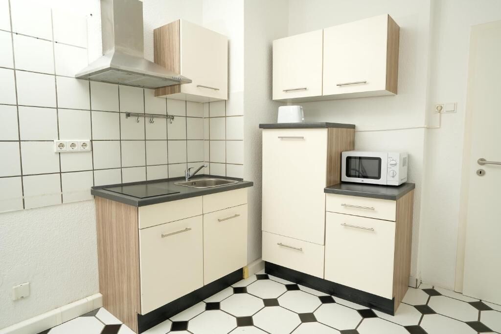 Departamento, para no fumadores, cocina | Cocina privada | Refrigerador, microondas, parrilla de estufa y utensilios de cocina 