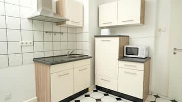 Departamento, para no fumadores, cocina | Cocina privada | Refrigerador, microondas, parrilla de estufa y utensilios de cocina