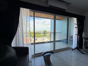 TV - Spacious Studio with Balcony - TW Platinum Suites, Jomtien (Muang Pattaya)