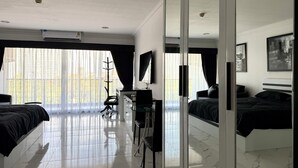 Een moderne hotelkamer met twee bedden, een bureau en een televisie.
