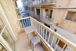 Property grounds - 2-bedroom apartment in serene Tas-Sliema with AC comfort (Tas-Sliema)