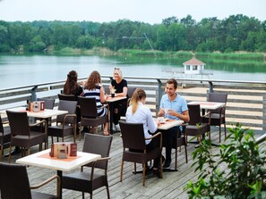 Apartment | Outdoor dining - Bernsteinsee Hotel and Ferien Superior Suite (Sassenburg)