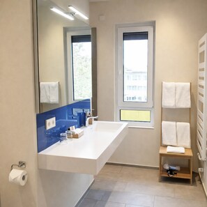 Apartment | Bathroom - Bernsteinsee Hotel and Ferien Superior Suite (Sassenburg)