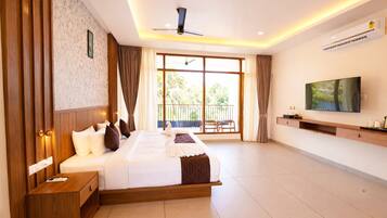 Luksussuite, 2 soverom, balkong, utsikt mot innsjø | Safe på rommet, skrivebord og skrivebord for bærbar PC