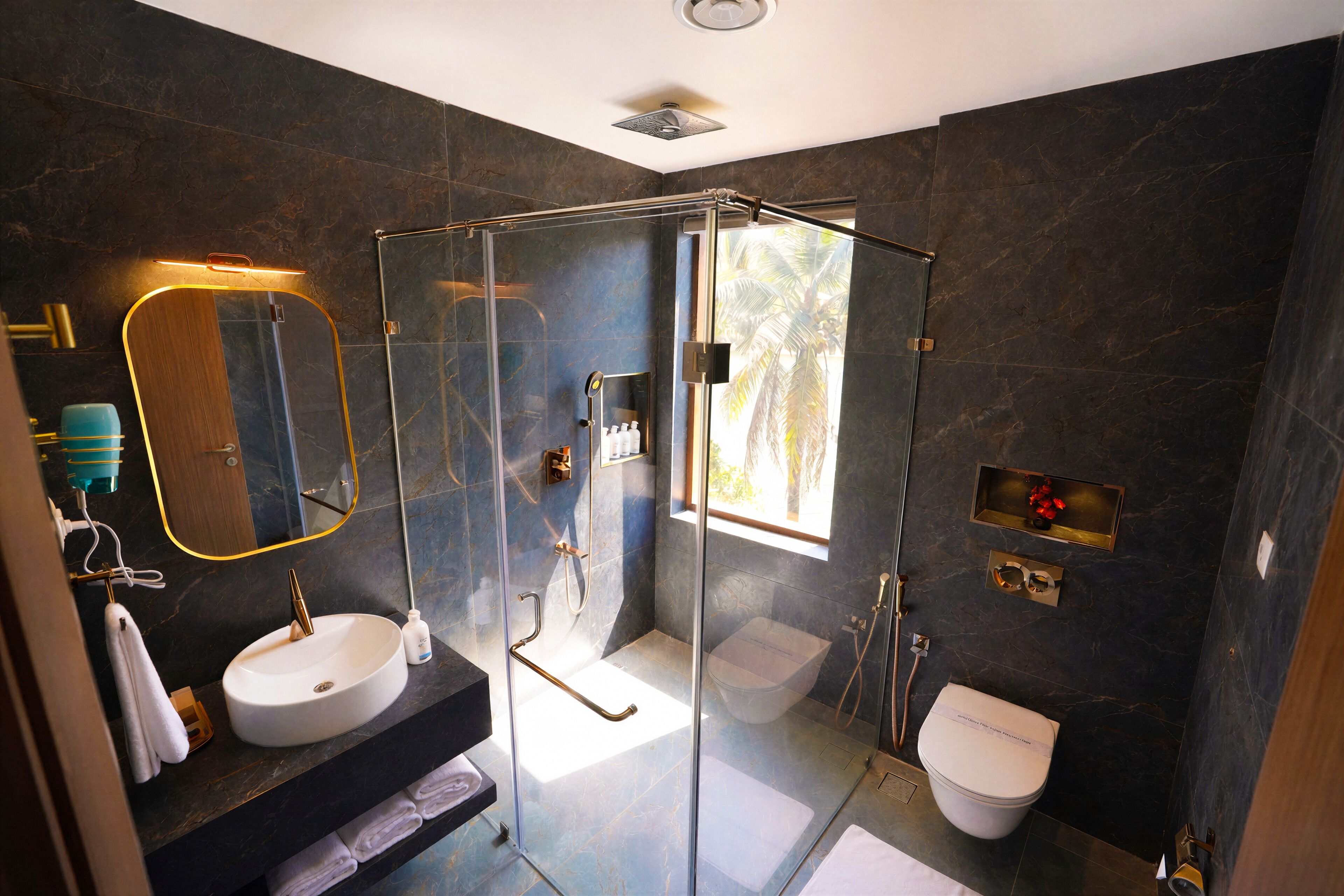 Dusj, toalettartikler (inkludert), hårføner og tøfler