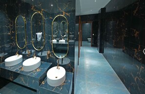 Dusch, gratis toalettartiklar, hårtork och tofflor