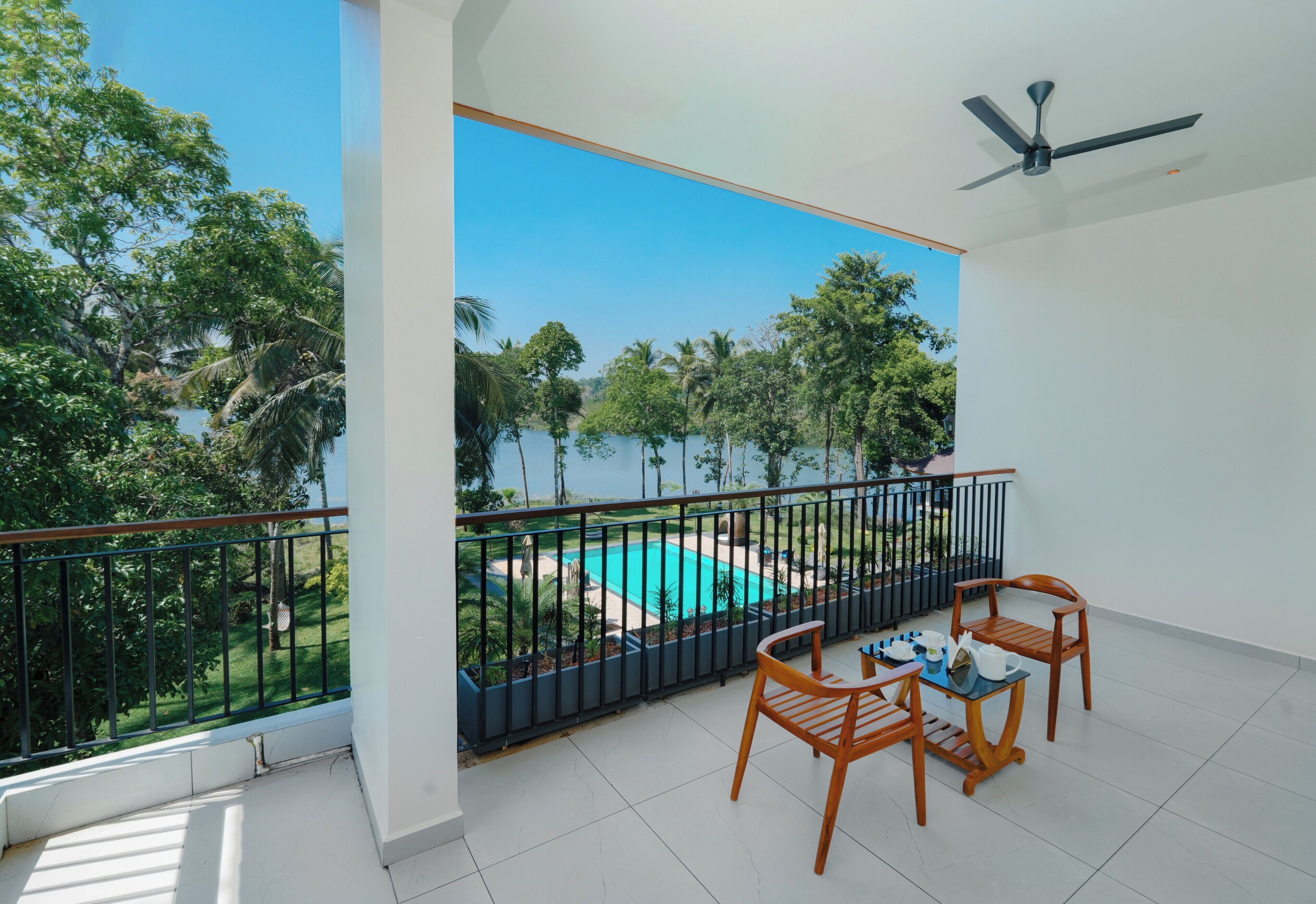 Luxury Suite, 1 King Bed, Balcony, Lake View | Property grounds