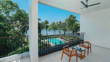 Luxury Suite, 1 King Bed, Balcony, Lake View | Property grounds