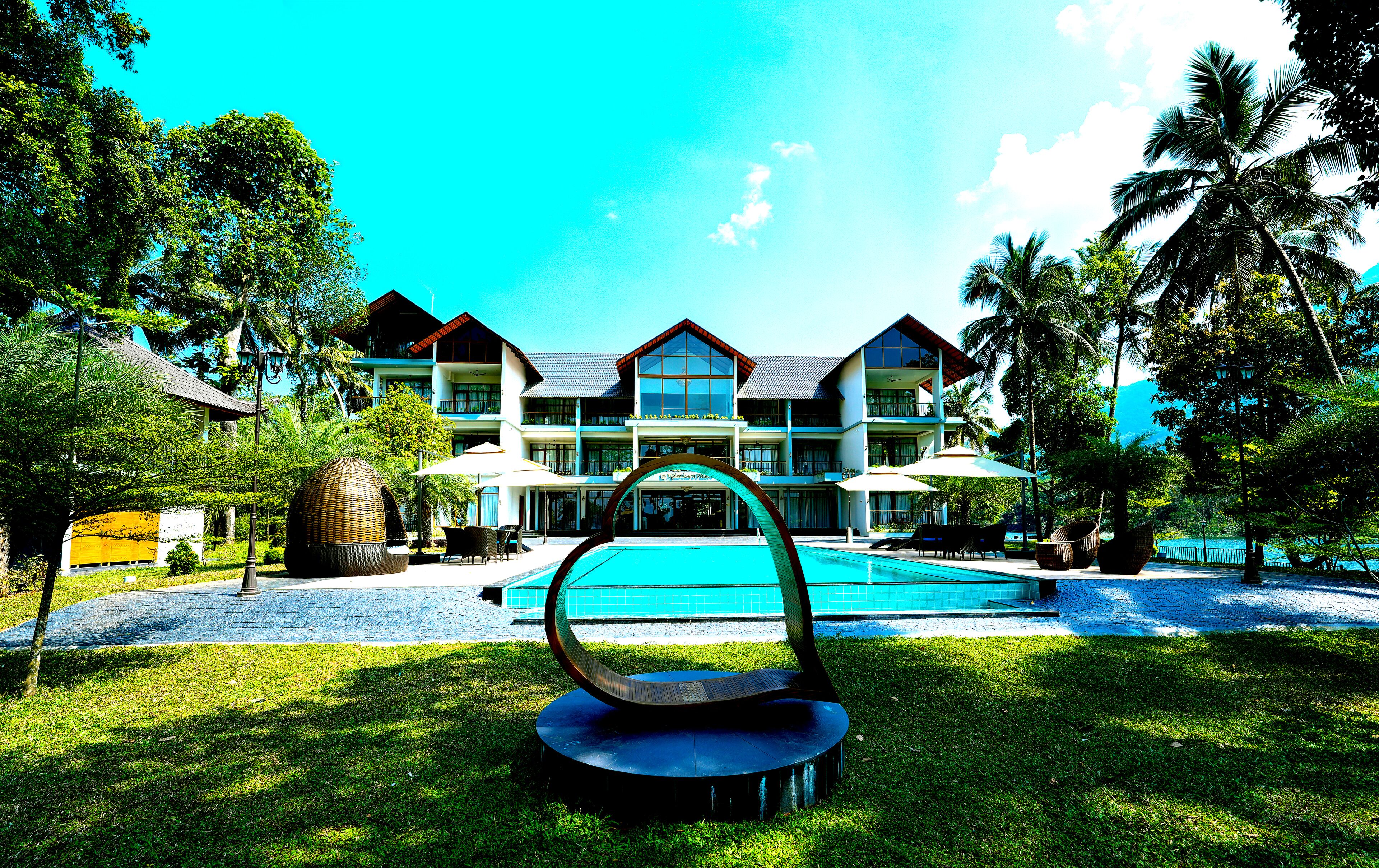 Piscina externa, funciona das 8h às 20h, guarda-sóis, espreguiçadeiras