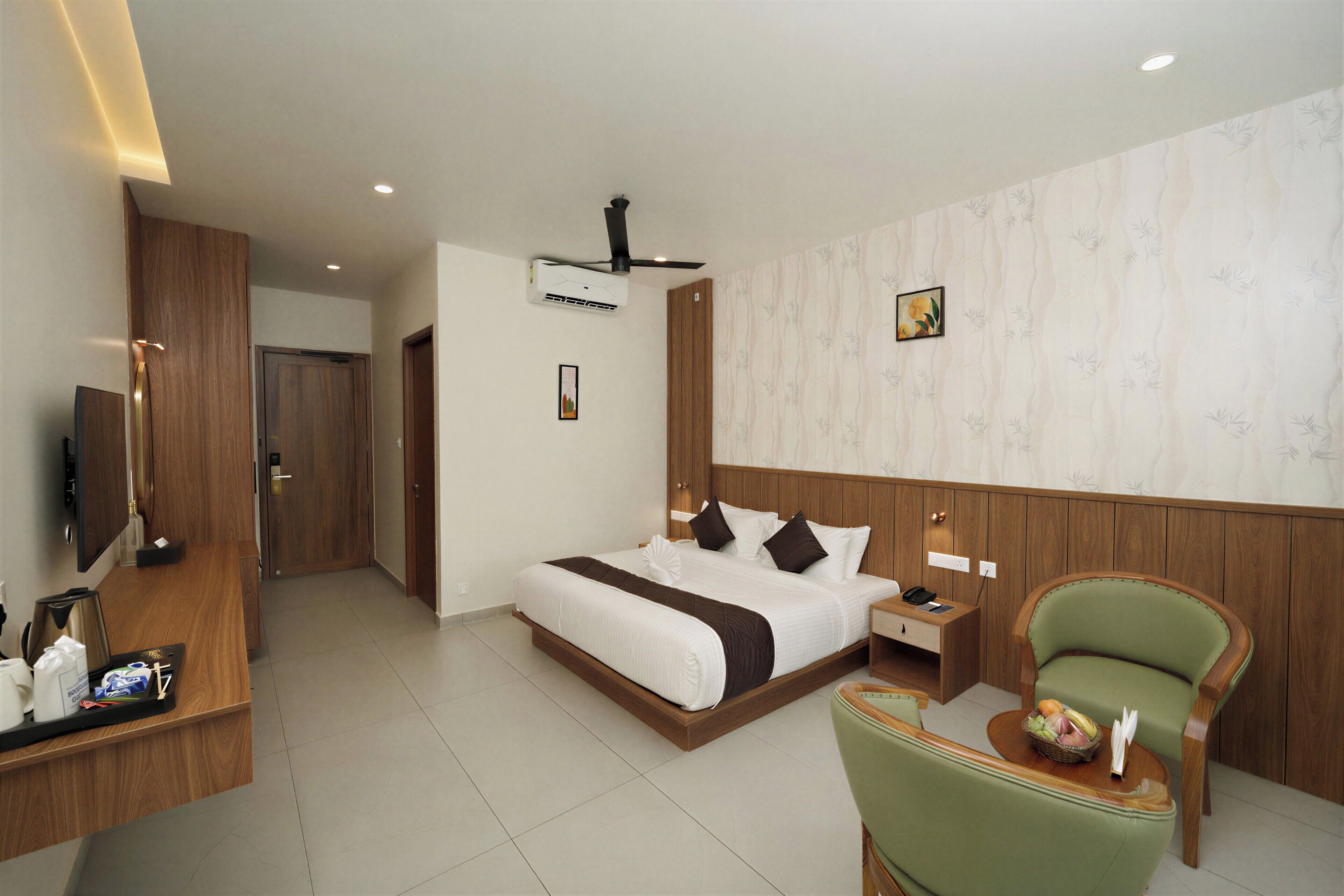 Luxury Double Room, 1 King Bed, Balcony, Lake View | In-room safe, desk, laptop workspace, blackout curtains