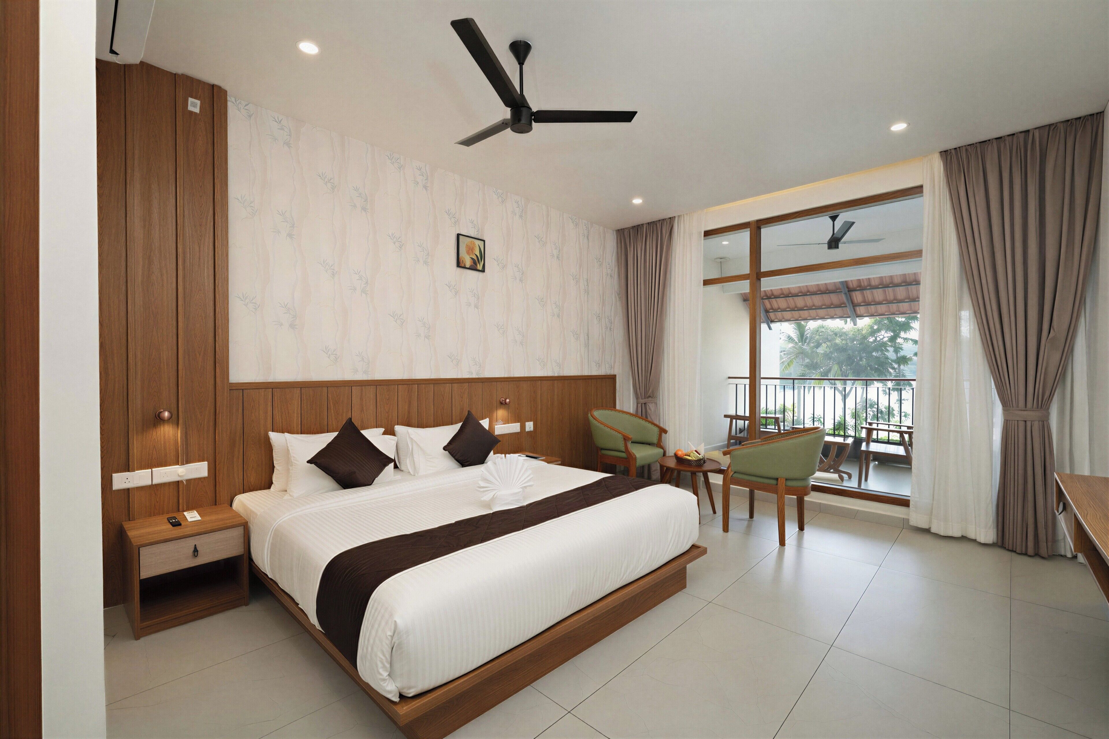 Quarto casal superluxo, 1 cama King, sacada, vista para o lago | Cofres nos quartos, escrivaninha, espaço de trabalho para notebook