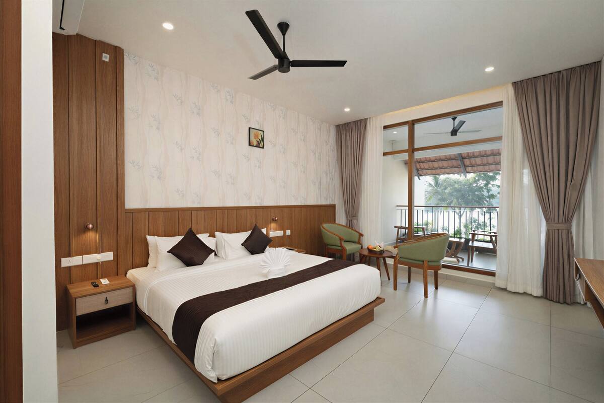 Luxury Double Room, 1 King Bed, Balcony, Lake View | In-room safe, desk, laptop workspace, blackout drapes