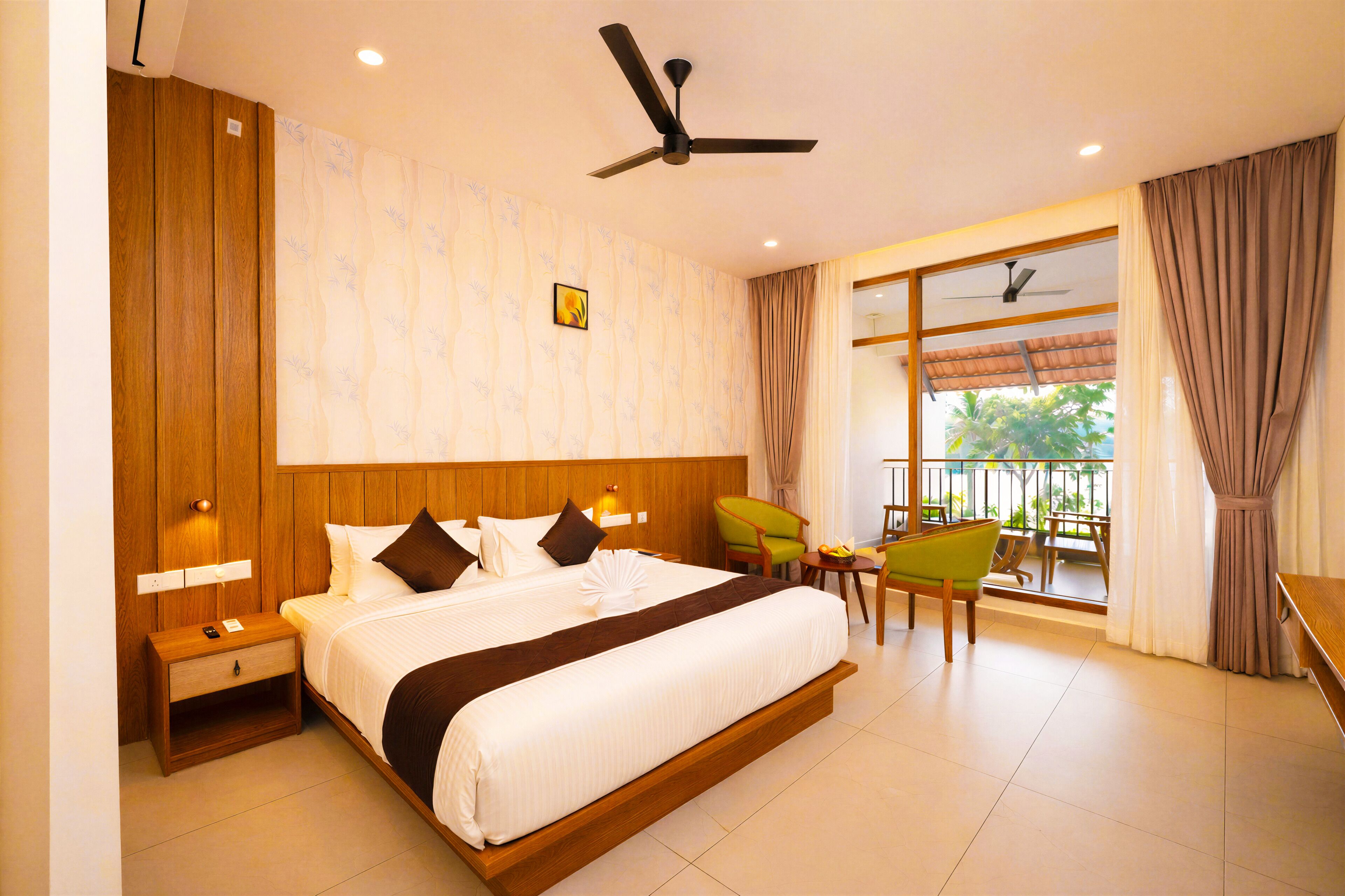 Luxury Double Room, 1 King Bed, Balcony, Lake View