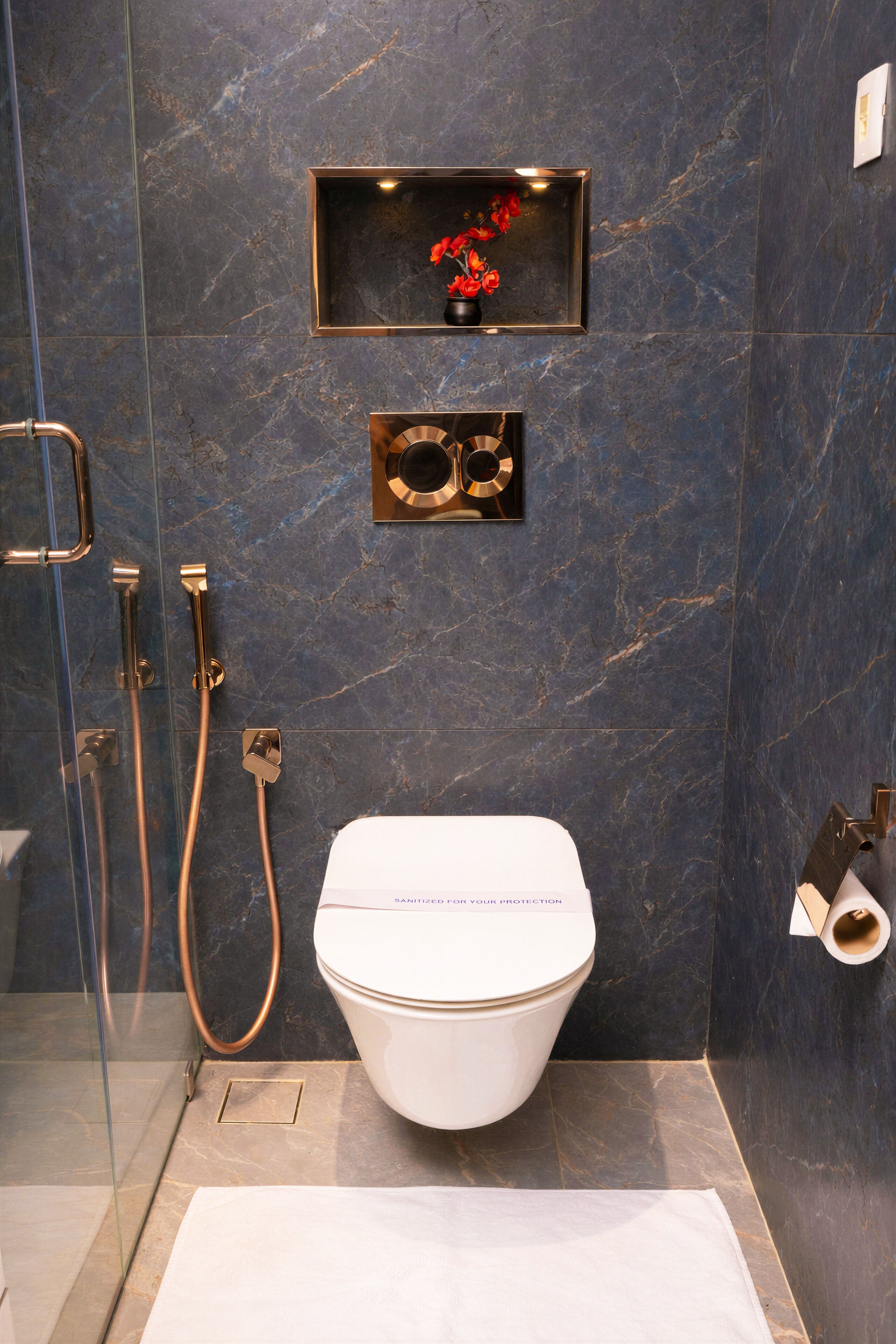 Chuveiro, produtos de toalete grátis, secador de cabelo, chinelos