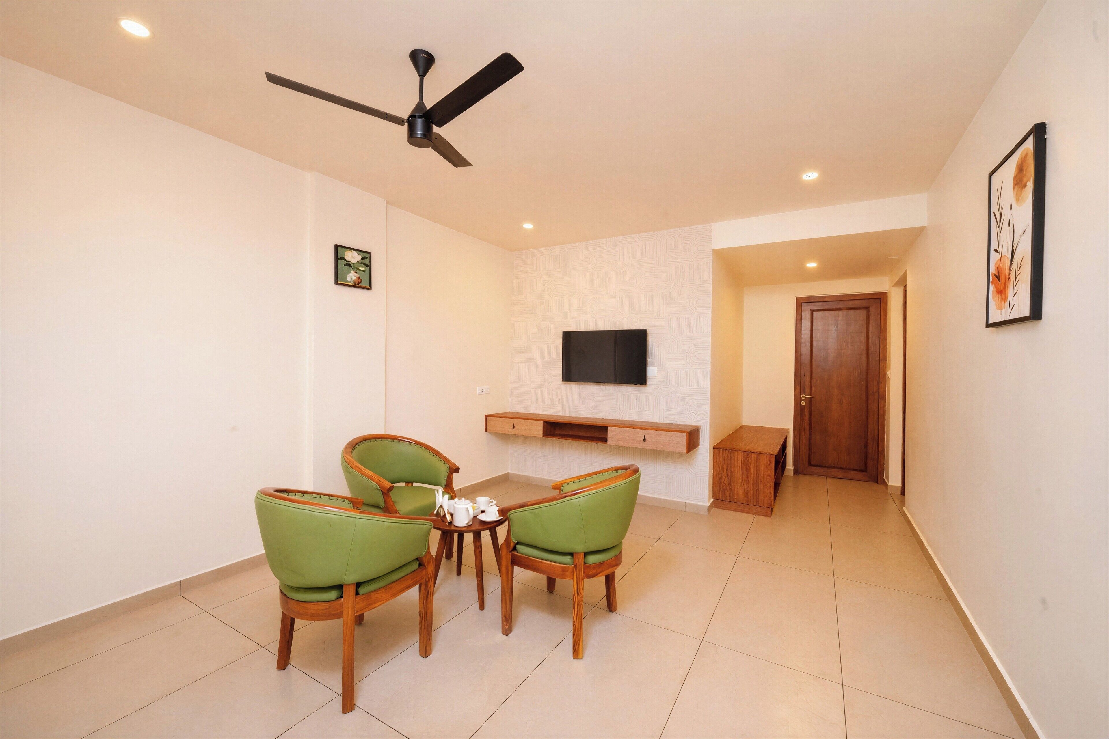 Luksussuite, 2 soverom, balkong, utsikt mot innsjø | Innvendig