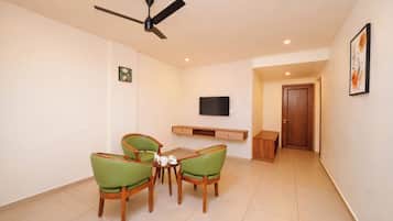 Luksussuite, 2 soverom, balkong, utsikt mot innsjø | Innvendig