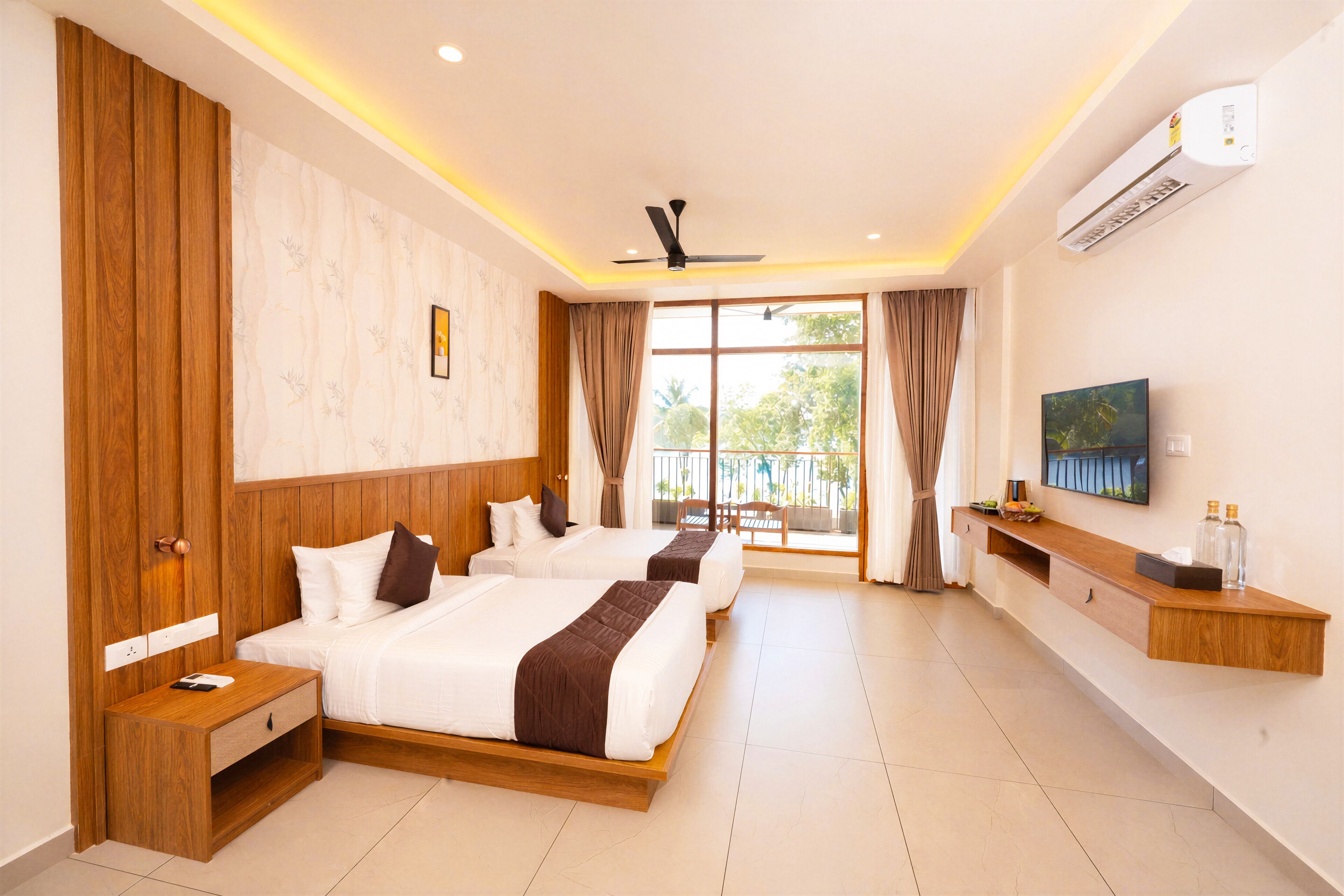 Luxury Double Room, 2 Single Beds, Balcony, Lake View