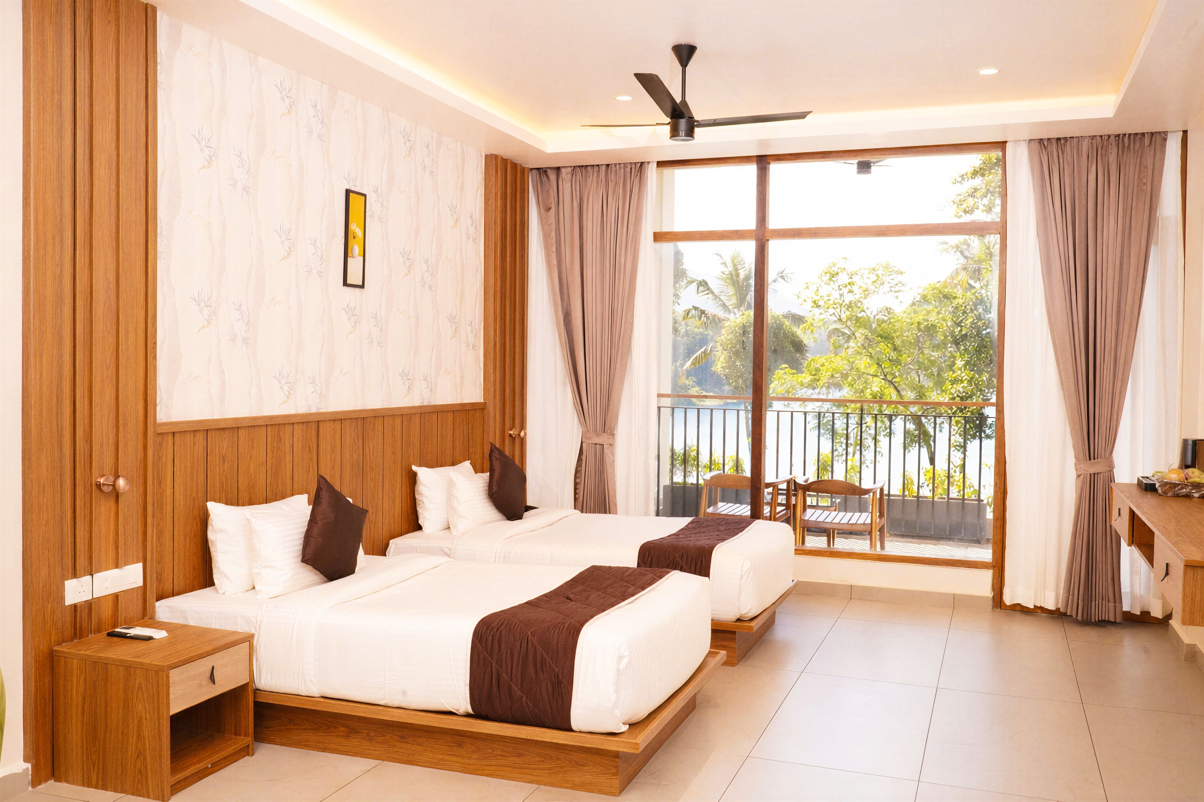 Luxury Double Room, 2 Single Beds, Balcony, Lake View