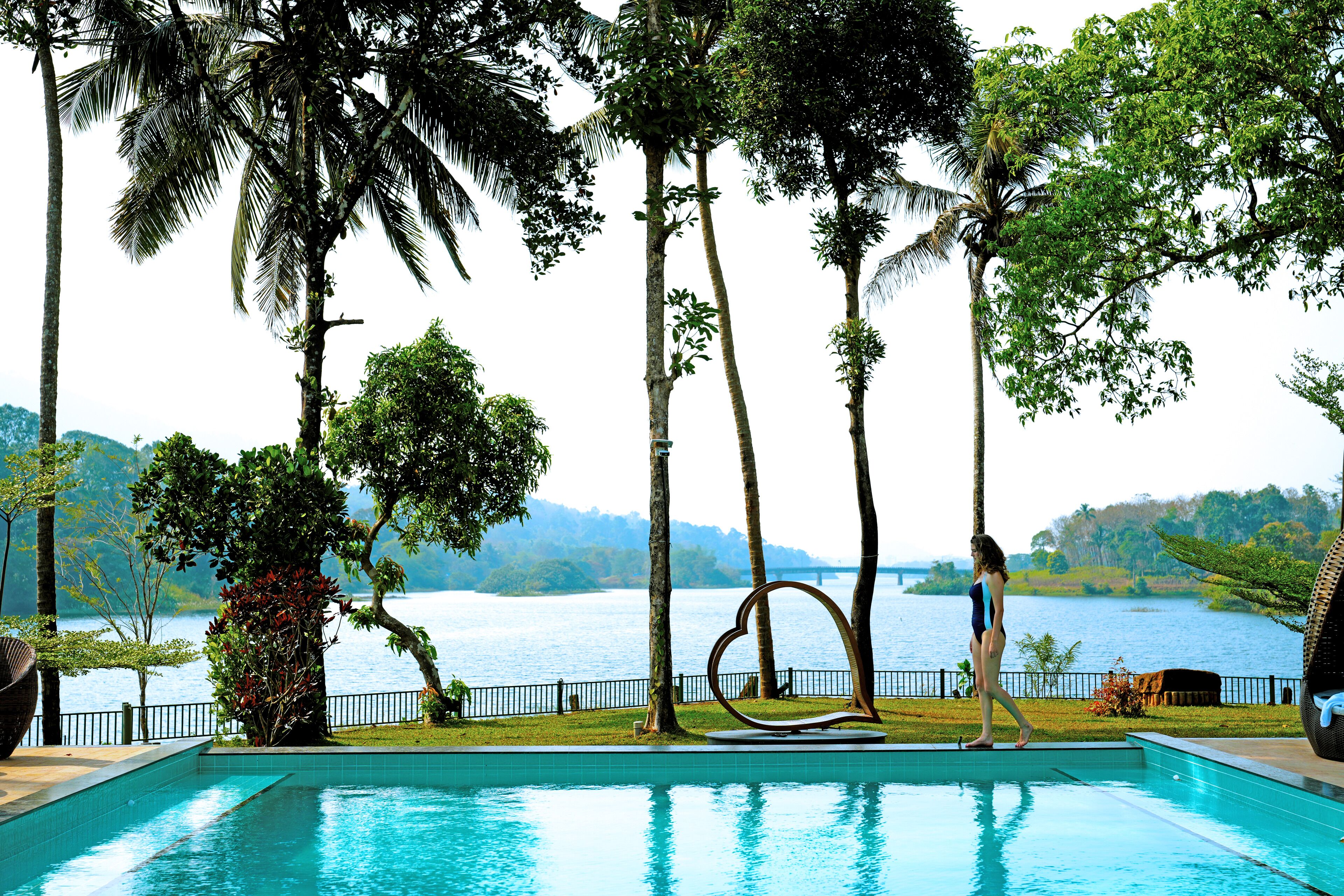Piscina externa, funciona das 8h às 20h, guarda-sóis, espreguiçadeiras