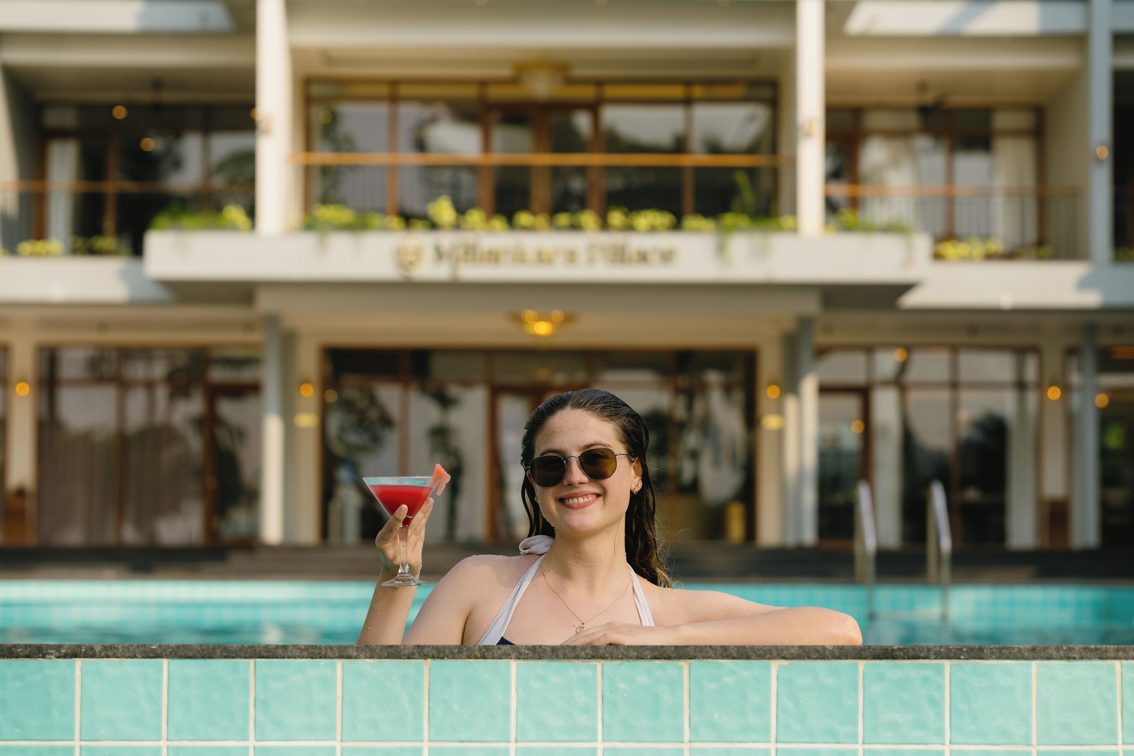 Piscina externa, funciona das 8h às 20h, guarda-sóis, espreguiçadeiras