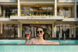 Udendørs pool, åben fra kl. 08.00 til kl. 20.00, parasoller, liggestole