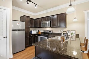 Private kitchen - Spacious Cottage Near Texas A&M with Pool & Gym (College Station)