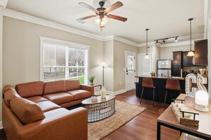 Living area - Spacious Cottage Near Texas A&M with Pool & Gym (College Station)