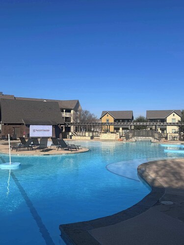 Stay near Texas A&M Spacious Cottage w/ Clubhouse