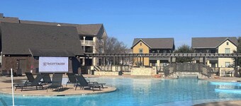 Stay near Texas A&M Spacious Cottage w/ Clubhouse