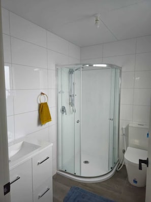 Hiustenkuivaaja, pyyhkeet, saippua, vessapaperi